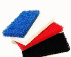 علامت ممنوع روی اسکاچ زبر در کنار اسفنج نرم: هشدار برای عدم استفاده از مواد و ابزار خشن در شستشوی قاشق و چنگال.