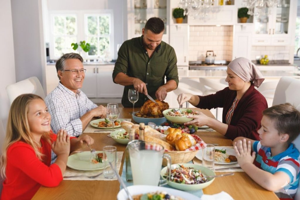 خانواده پنج نفره در حال صرف شام؛ تعیین سایز قابلمه بر اساس تعداد نفرات